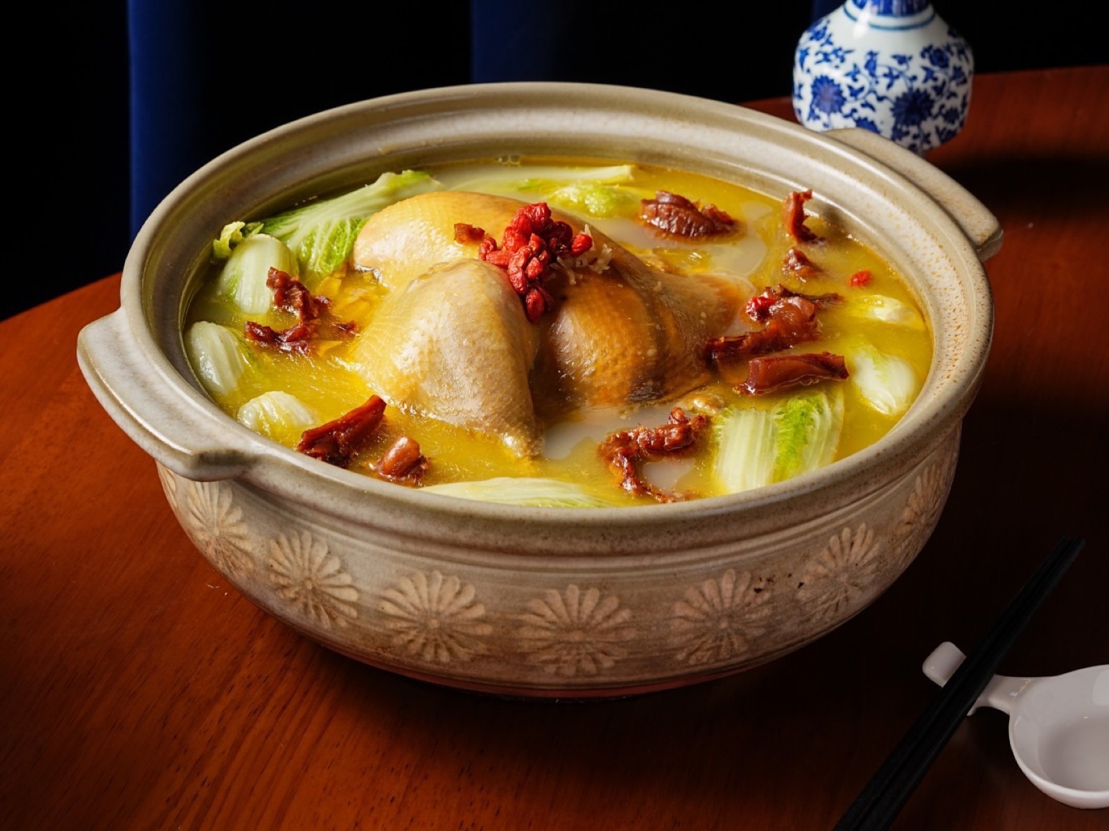 招牌料理:花膠金湯燉全雞